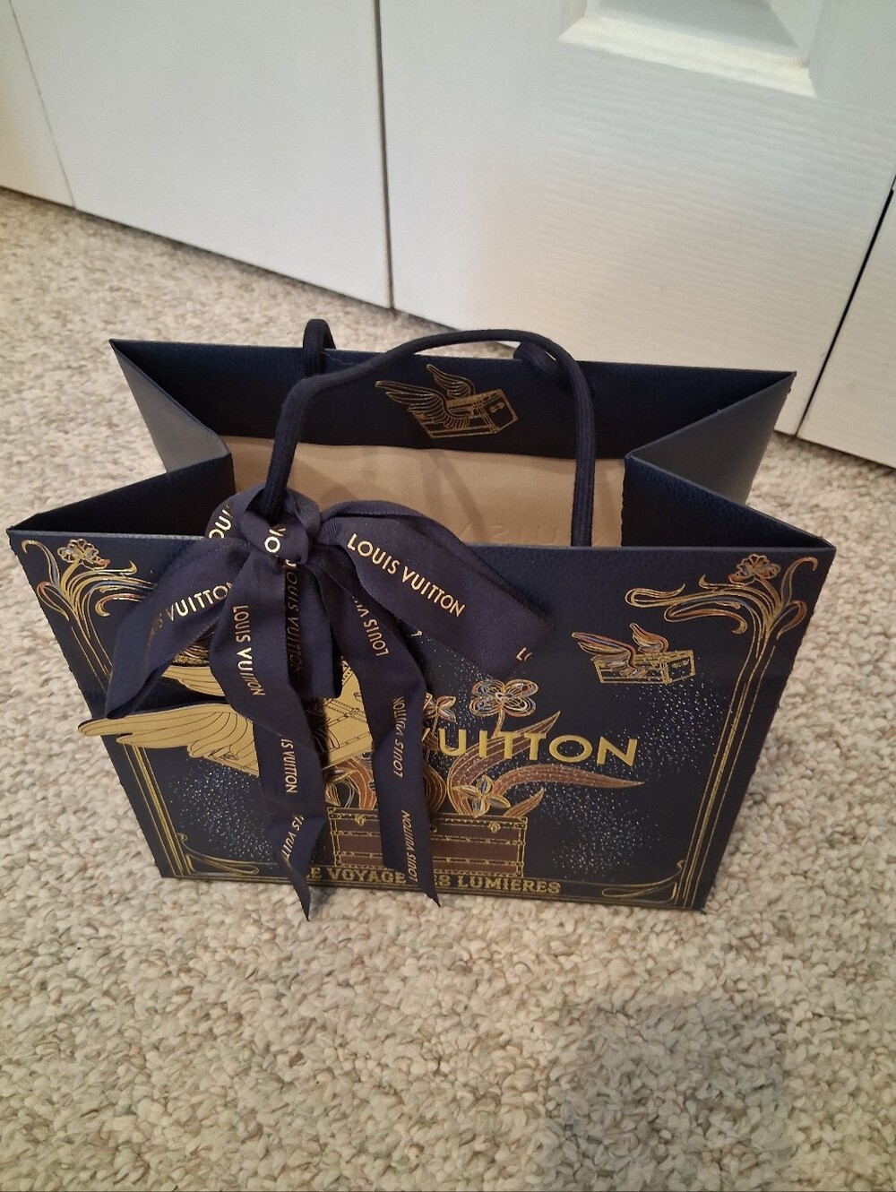Louis Vuitton Limited Edition Gift Bag with Ribbon & Collectible Charm Tag - Picture 6 of 10